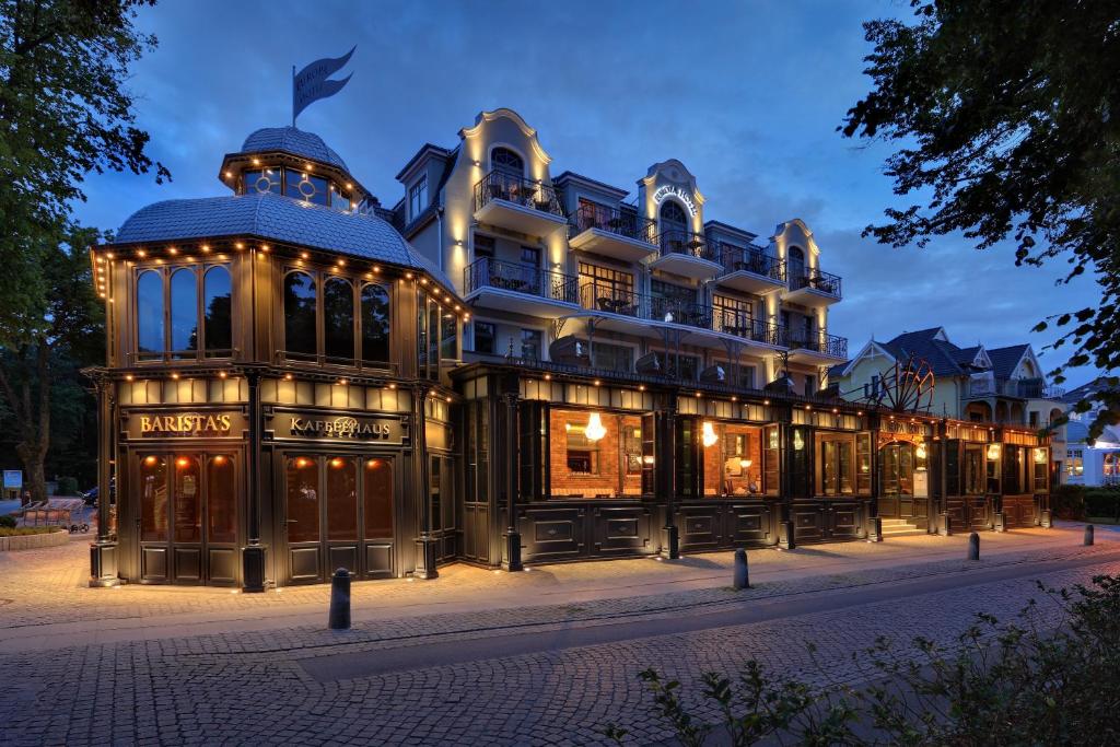 奥斯赛拜-屈隆斯博恩欧罗巴库兰斯伯恩酒店的一座在晚上有灯的大建筑