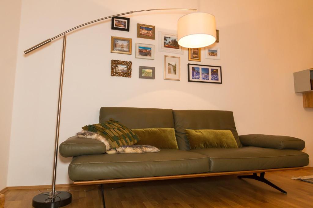 格拉茨Apartment Joanneum的客厅的沙发,配有台灯
