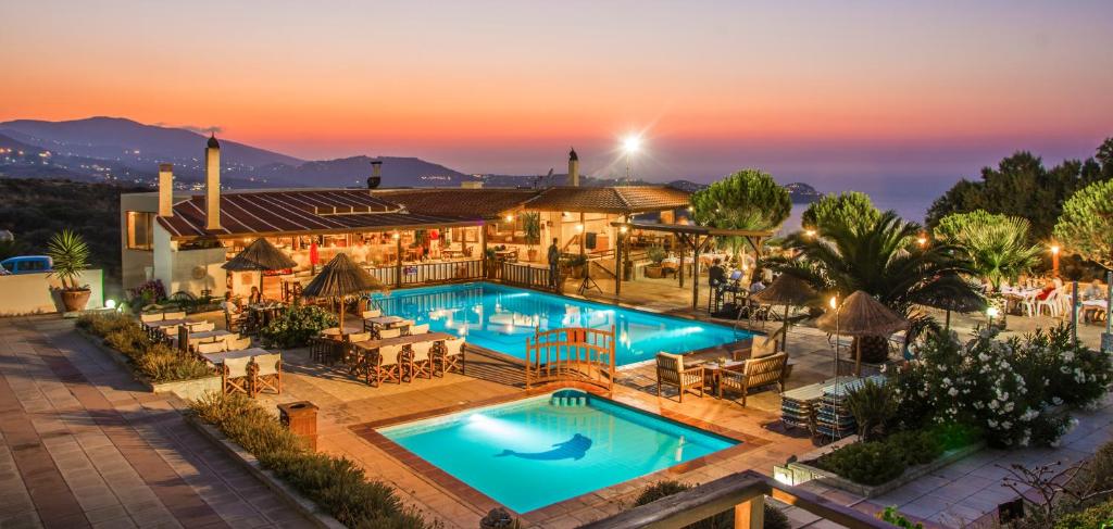 阿齐亚佩拉加斯皮罗斯索拉家庭酒店及公寓的享有带游泳池的别墅的空中景致