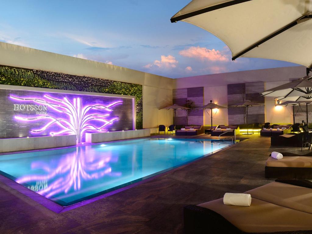 伊拉普阿托霍特松伊拉普阿托酒店的一座棕榈树照亮的酒店游泳池