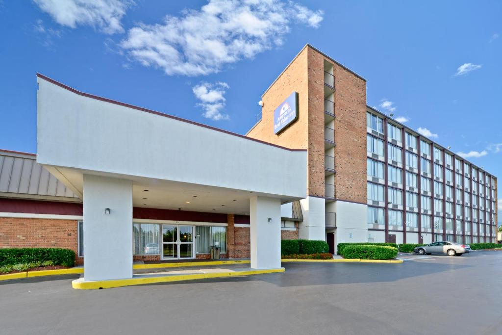 巴尔的摩巴尔的摩美国最有价值旅馆的停车场内有停车位的建筑物
