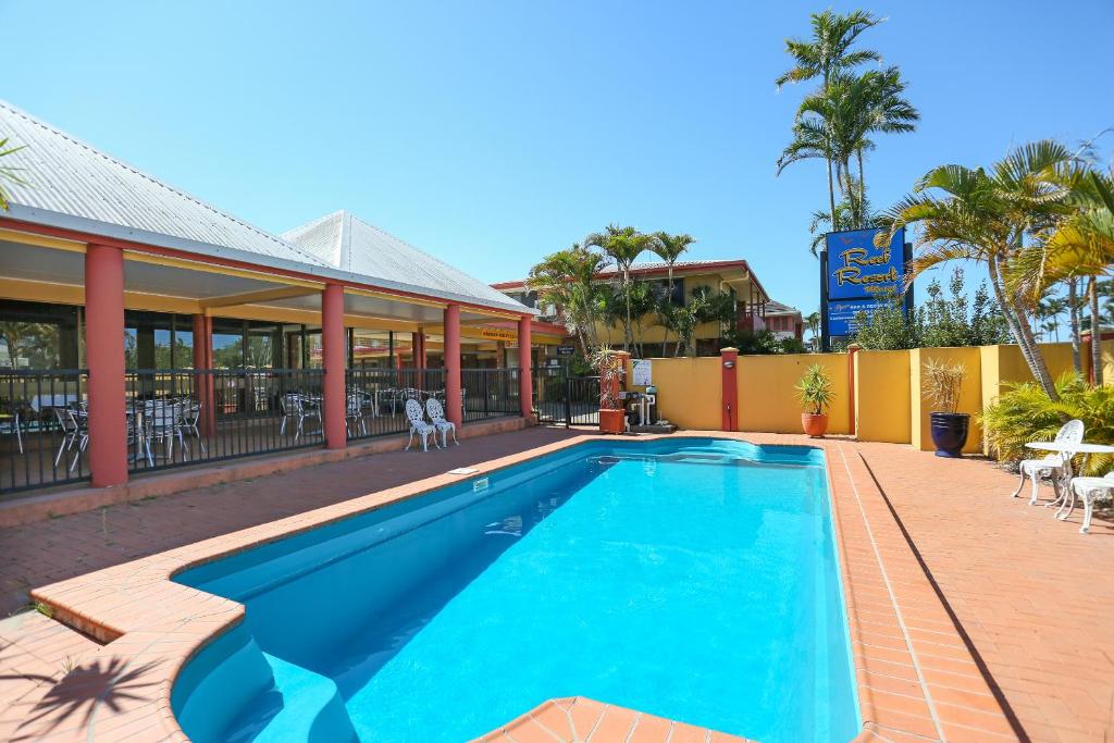 麦凯礁石度假汽车旅馆的房屋前的游泳池