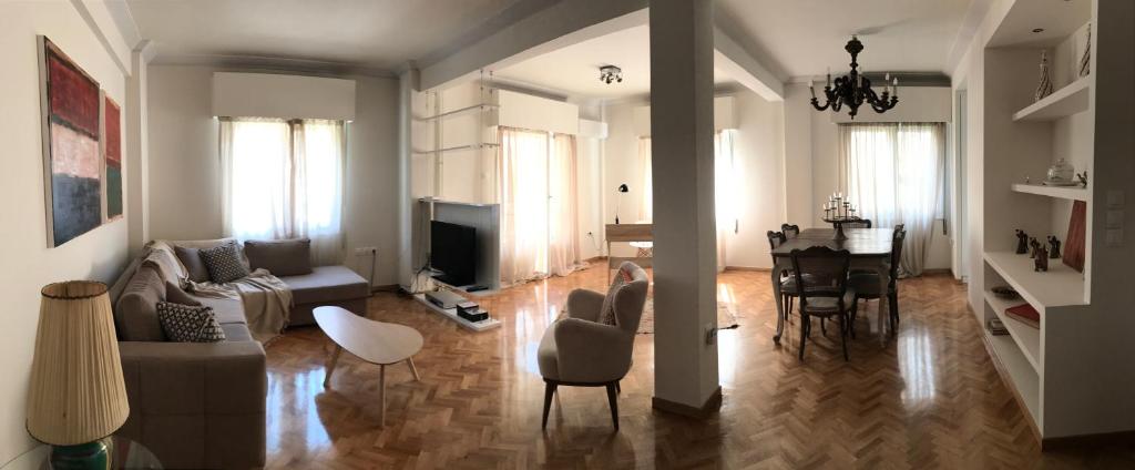 雅典Apartment near the Beach的客厅配有沙发和桌子
