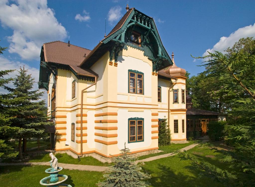 尼特拉扎莫克格洛法酒店的一座带绿色屋顶的大型白色房屋