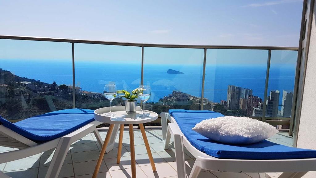 贝尼多姆Highrise apartment with private terrace & sea views - 34th floor的市景阳台配有桌椅。