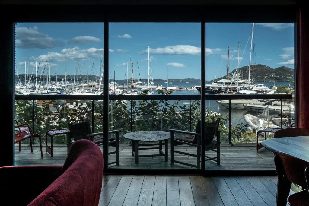 维琪奥港伊莫布海洋公寓的享有码头景致的带船只的露台
