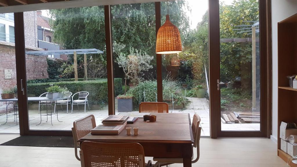 伊普尔Saillant的一间带桌椅和大窗户的用餐室
