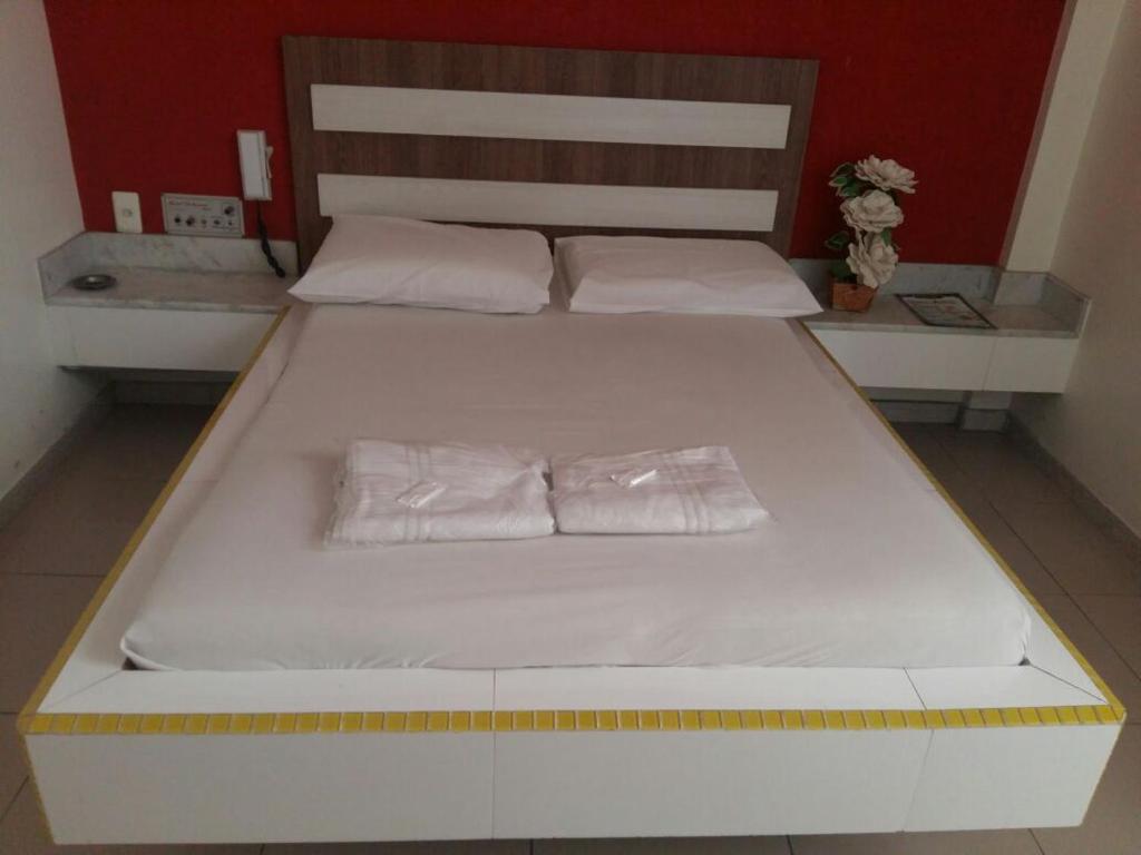贝洛奥里藏特Motel Delamar (Adult Only)的一张带两个枕头的大白色床