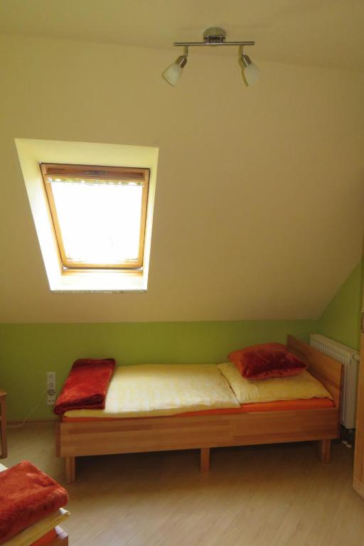 HormersdorfStollenklause的一间小卧室,配有一张带窗户的床