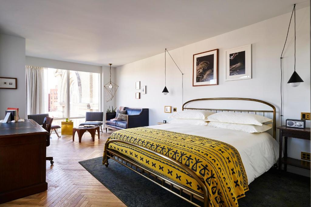 华盛顿莱恩DC酒店的一间卧室配有一张带黄色毯子的大床