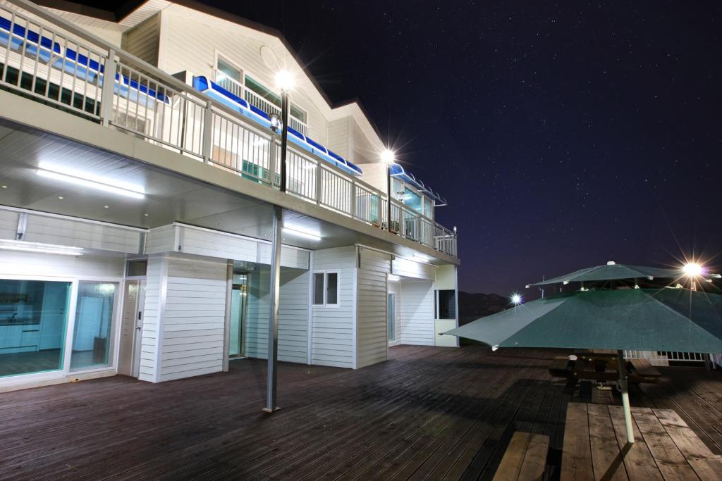 丽水市海边度假屋的一座在甲板上过夜的建筑