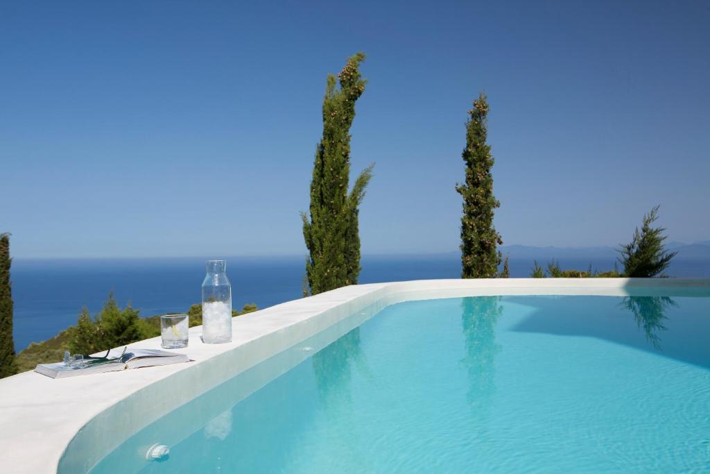苏卡雷斯Boo Premium Living Villas的海景游泳池