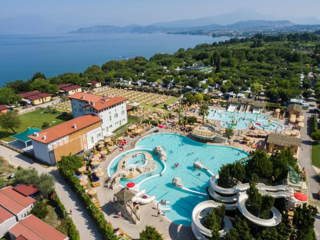 拉齐塞Piani di Clodia Holidaypark的享有度假村的空中景致,设有大型游泳池