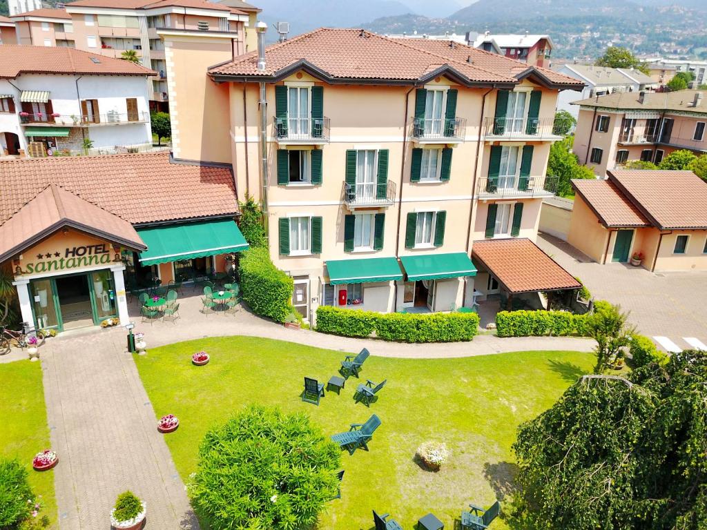 韦尔巴尼亚桑塔纳酒店的享有带庭院的建筑的空中景致