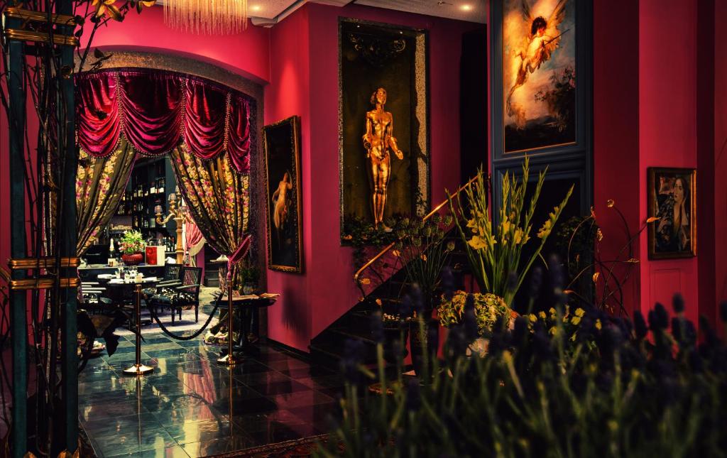 哥德堡朵西亚酒店及餐厅的一间设有红色墙壁、一张桌子和镜子的房间