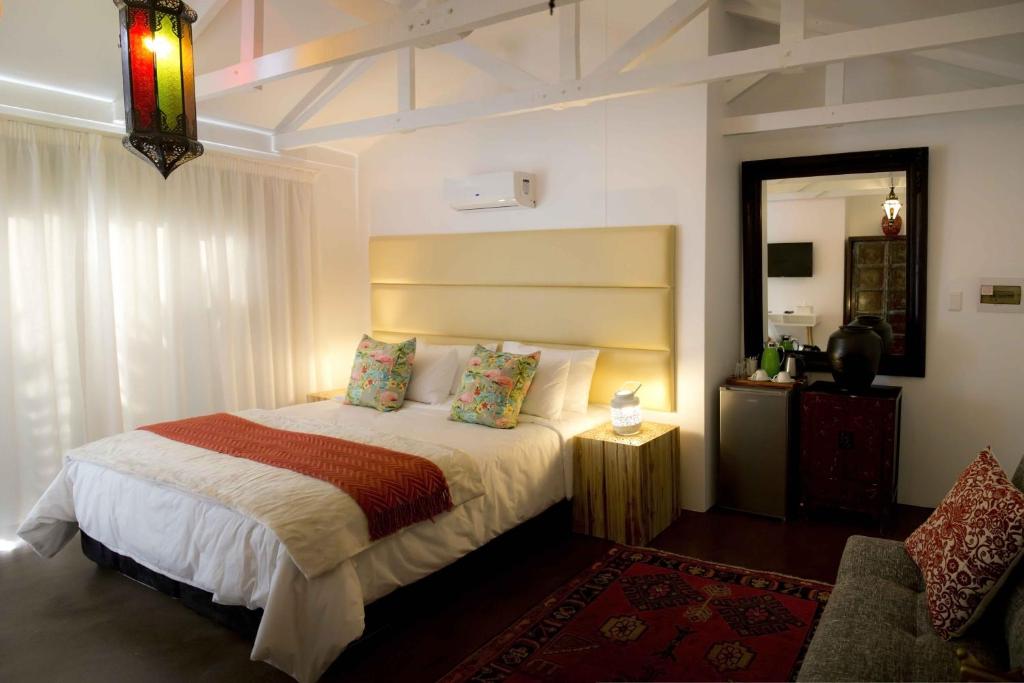 鲸湾港雷兹旅馆的酒店客房,配有床和镜子