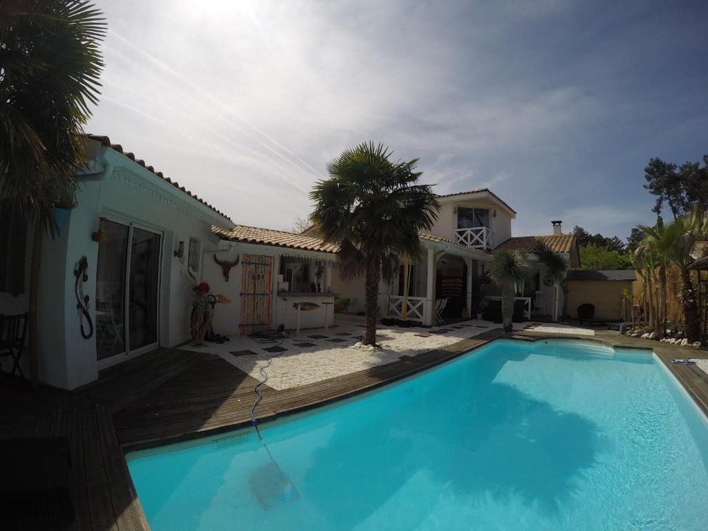 居让梅斯特拉Villa Caraîbes的一座大蓝色游泳池,位于房子前