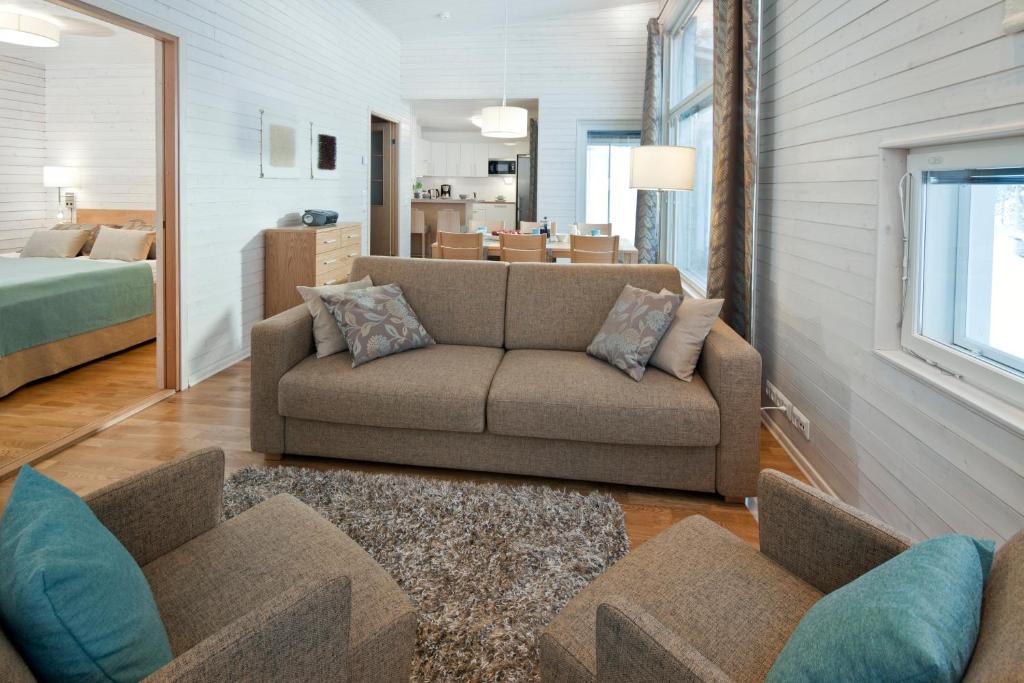 库萨莫库萨莫阙平基假日俱乐部高级公寓的带沙发的客厅和卧室