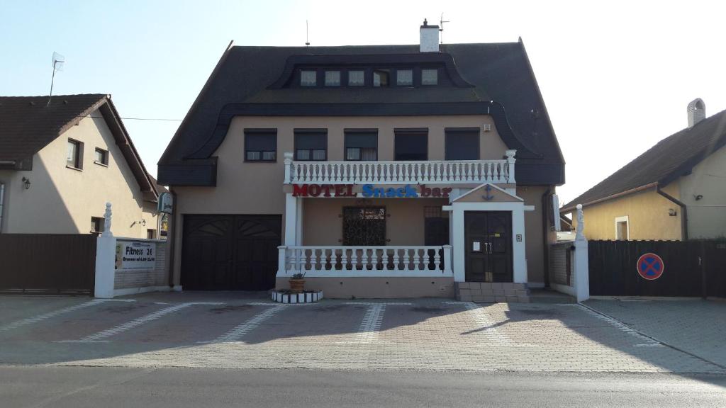 Ivanka pri DunajiMotel Kotva的黑色屋顶的白色房子