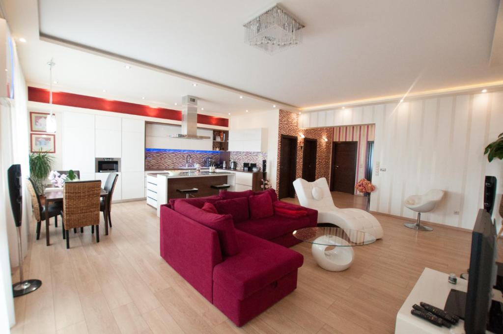 科马尔诺Prestige apartment的客厅配有红色的沙发和桌子