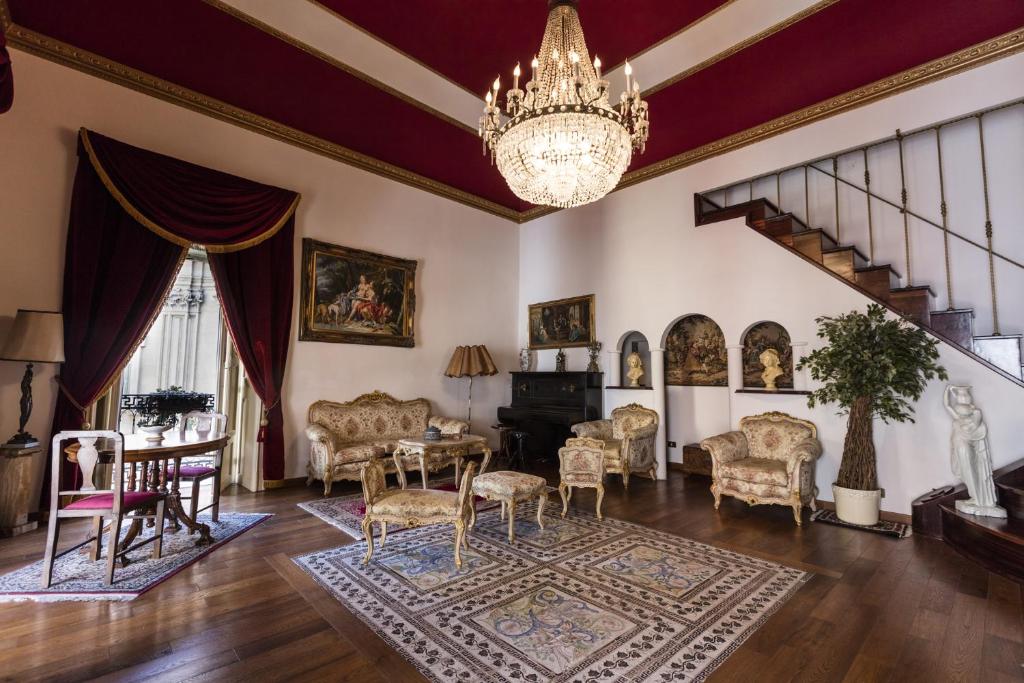 巴勒莫维奥拉宫公寓的华丽的客厅,配有吊灯