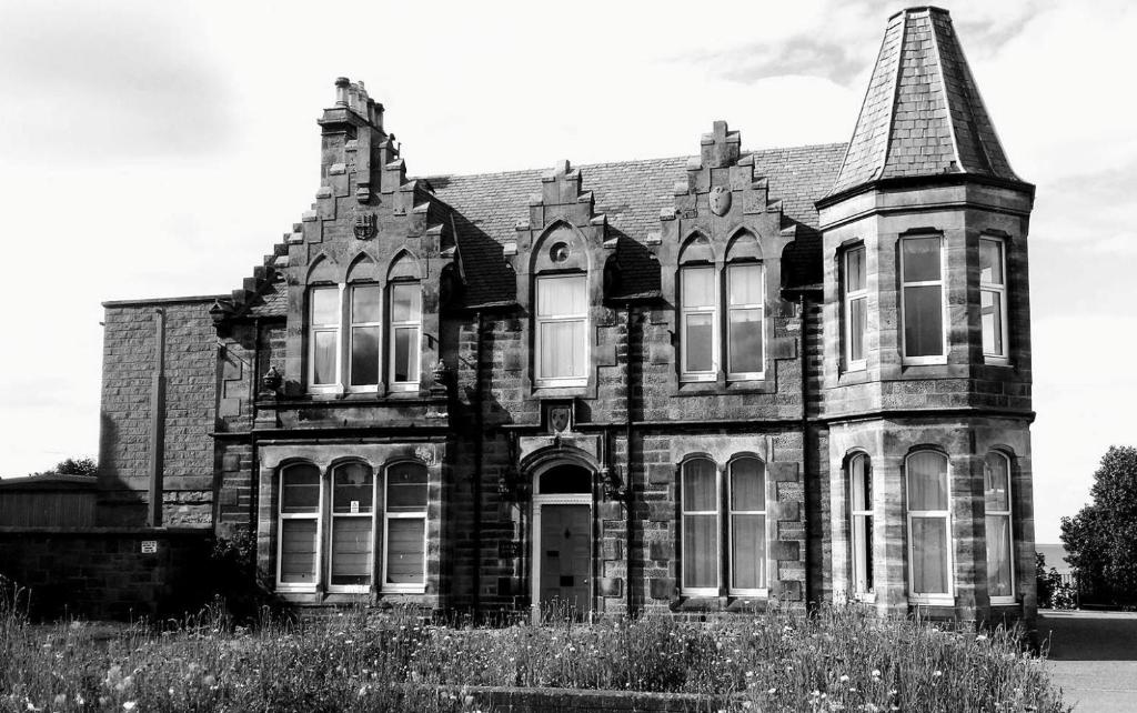 巴基Struan House的一张黑白相间的旧房子照片