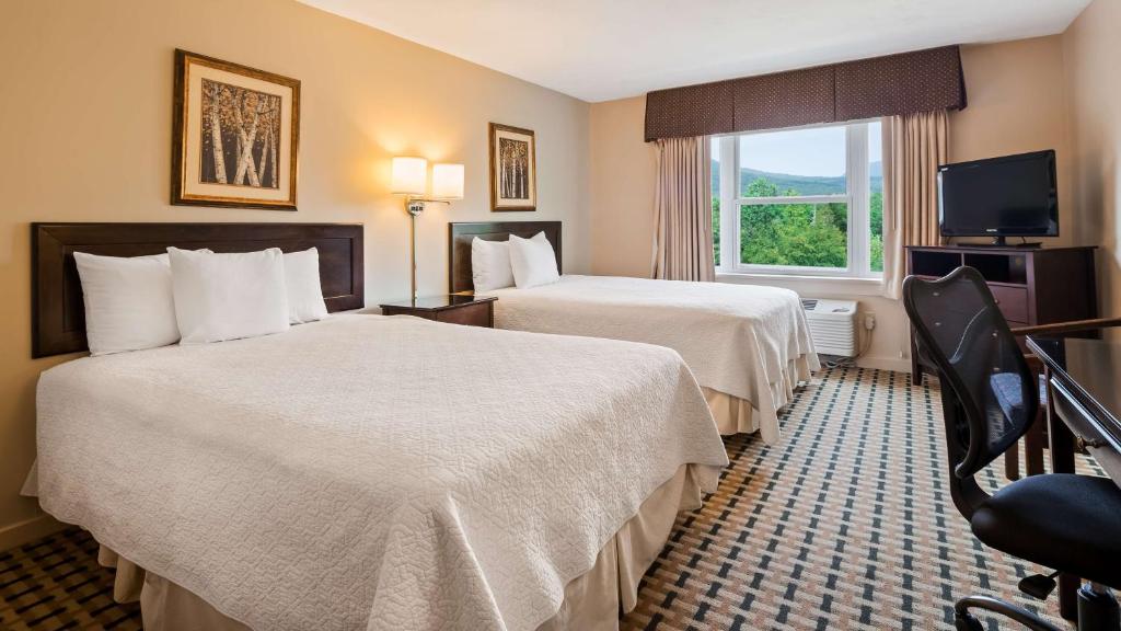 沃特维尔谷银狐宾馆的酒店客房设有两张床和窗户。