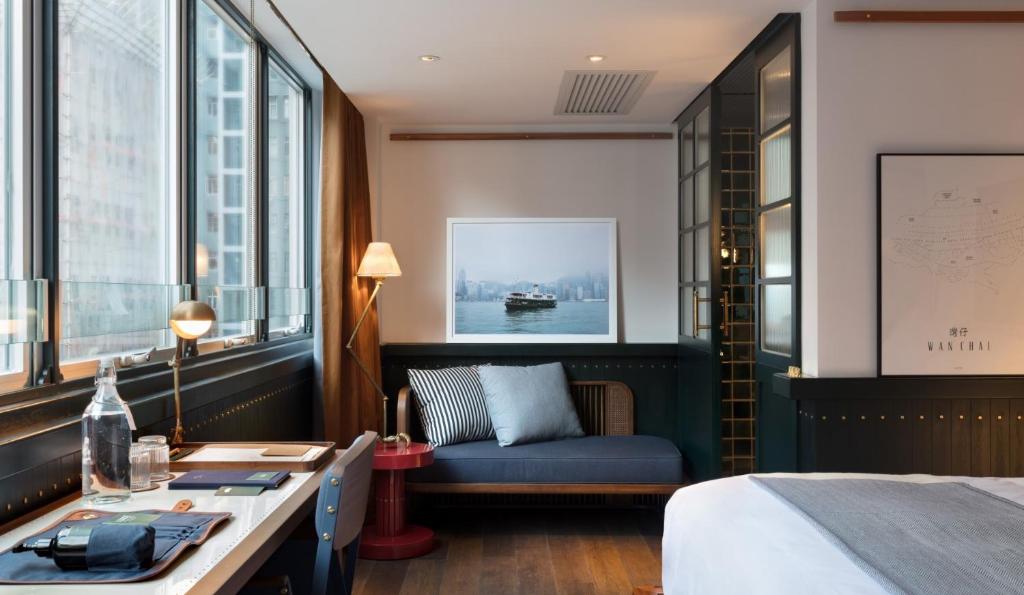 香港芬名酒店的酒店客房设有一张床、一张书桌和窗户。