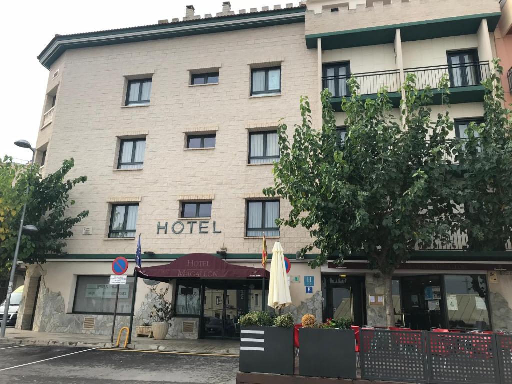 卡斯佩Hotel Magallón的街道拐角处的酒店