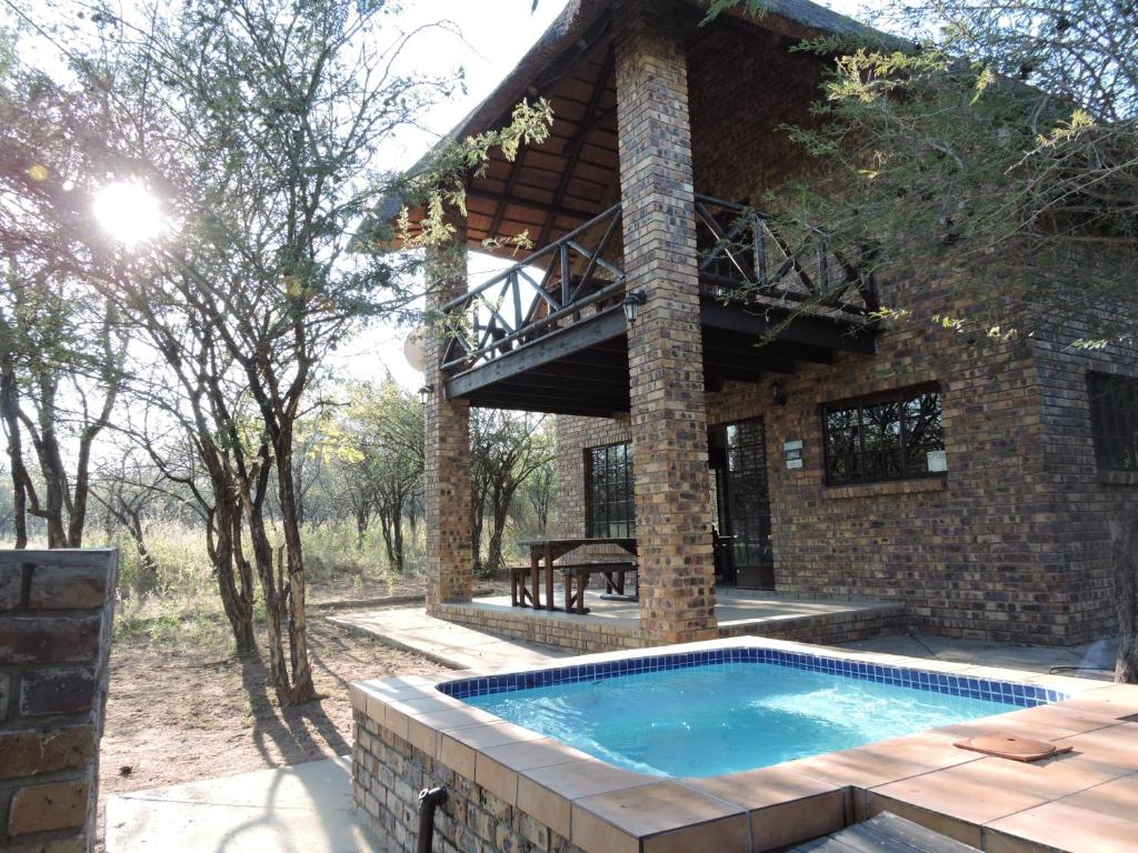 玛洛斯帕克Umvangazi Rest的房屋前的室外游泳池