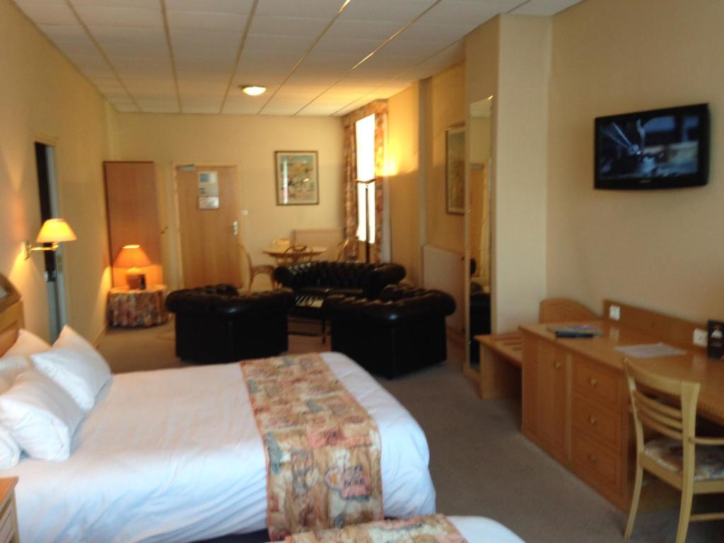 加来梅特尔波勒酒店的酒店客房设有床和客厅。