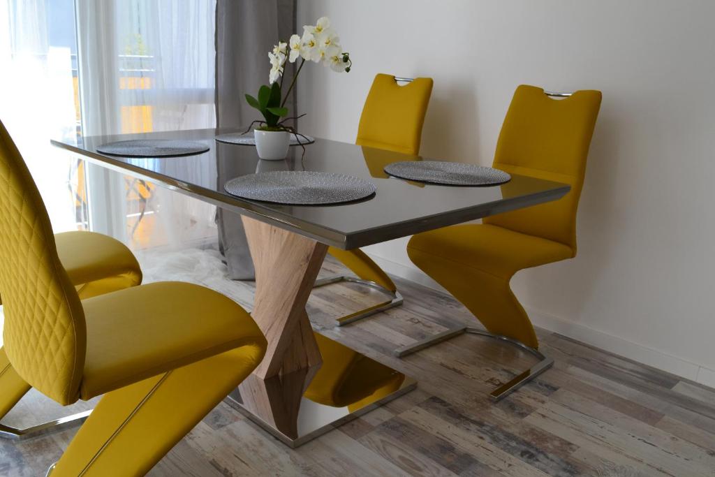 佩奇Serendipity 2的一张餐桌和四把黄色椅子