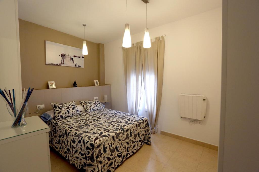阿尔科斯-德拉弗龙特拉Apartamento Duque de Arcos 2的卧室设有黑白床和窗户。