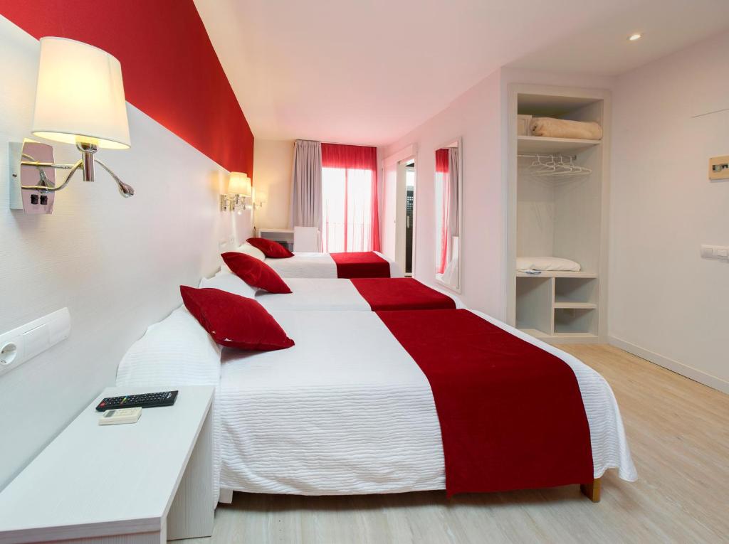 圣安东尼奥马力诺旅馆的酒店客房 - 带两张带红色枕头的床