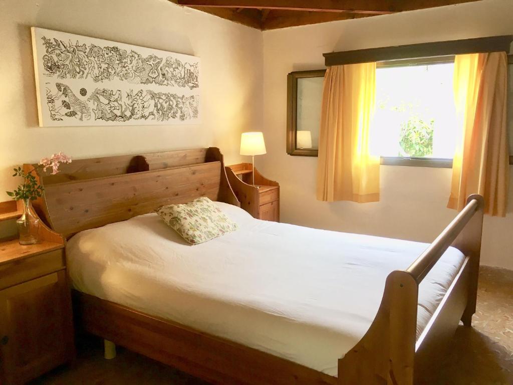 克鲁兹·德·特赫达Casa Del Caminero En Tejeda的一间卧室设有一张床和一个窗口