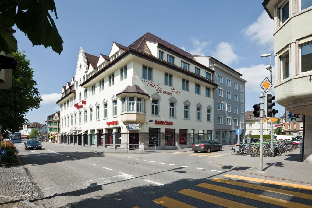 布鲁格布鲁格特米纳斯酒店的一条城市街道上的白色大建筑