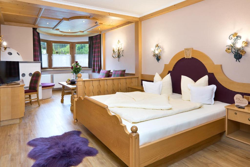 坦海姆骑士楼酒店的一间卧室配有一张大床和紫色地毯
