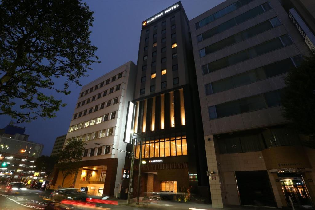 仙台仙台阿尔蒙特酒店的夜幕降临的城市街道上一座高楼