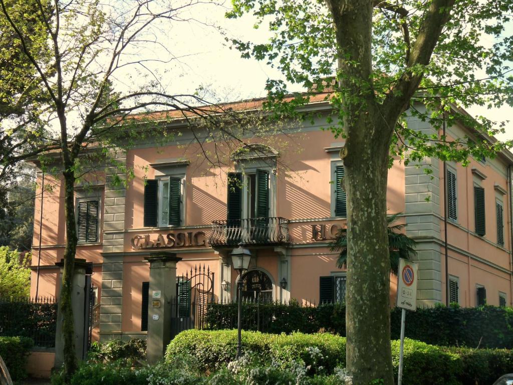 佛罗伦萨克拉西克酒店 的教区里一棵树的房子