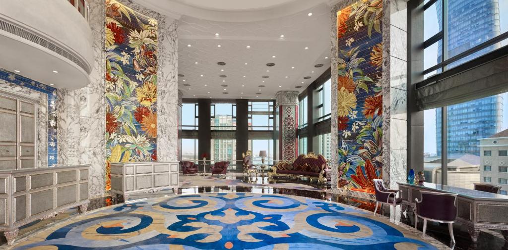 胡志明市西贡万韵酒店的大堂设有色彩缤纷的大房间