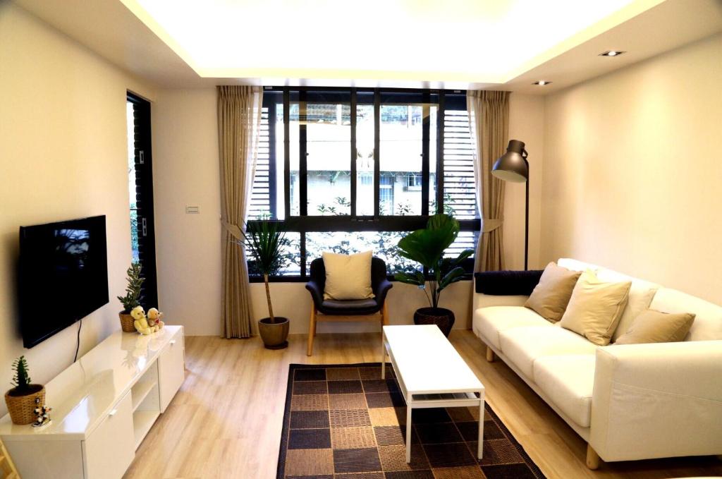 台北Lienmei 月租房的客厅配有白色沙发和电视