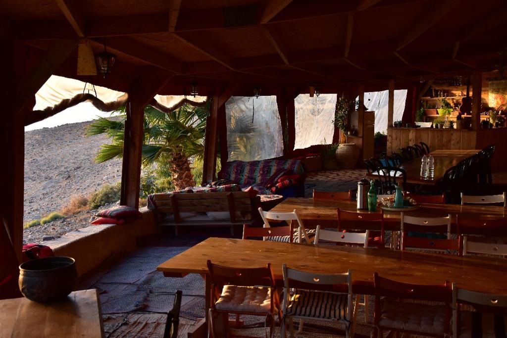 阿拉德Zman Midbar Eco Spirit Lodge for Peace的一间设有木桌和椅子的餐厅