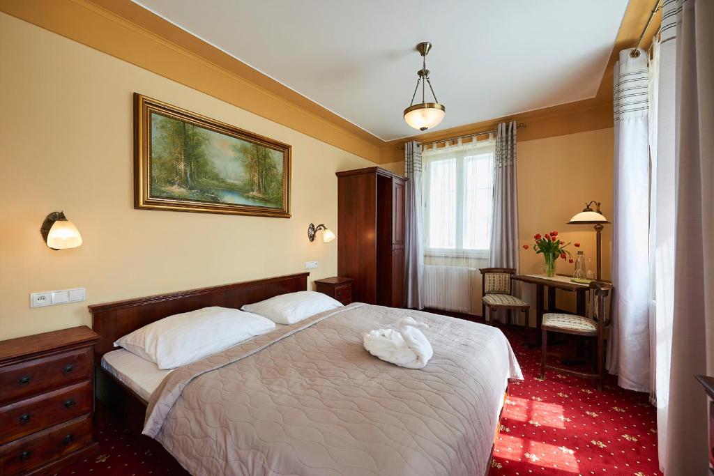 利贝雷茨Hotel Stará Pekárna s privátním wellness的一间卧室配有一张带白色毛巾的床