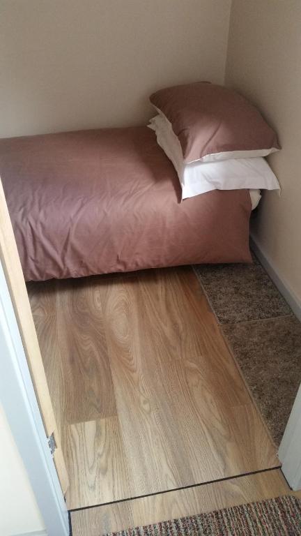 MarsdenStone Eater的铺有木地板的小客房内的一张床位