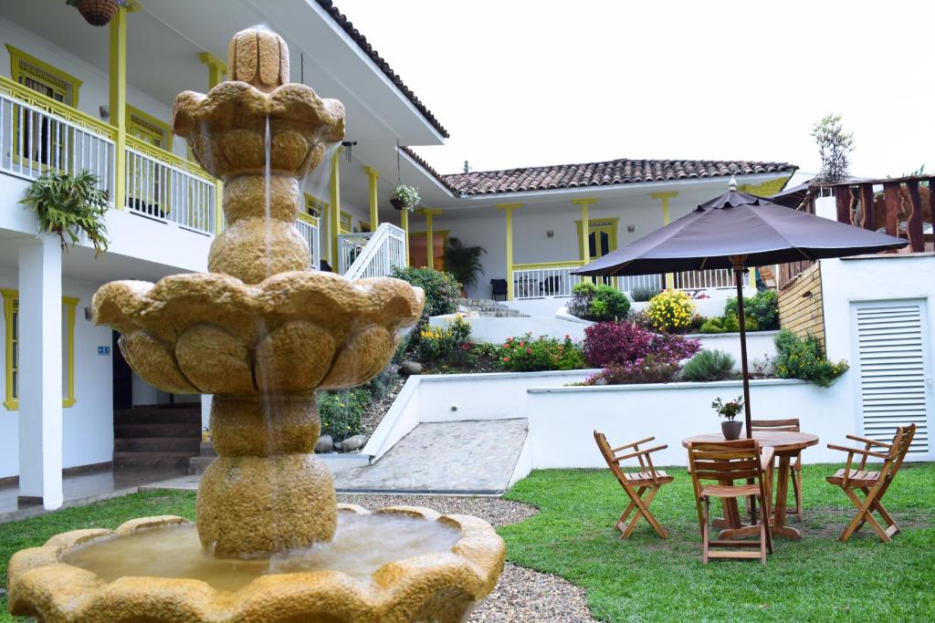 萨兰托Hotel Salento Plaza的房子的院子中的喷泉