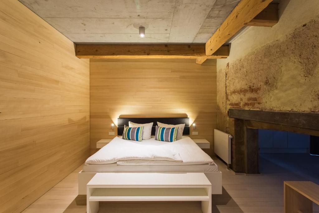 科齐扎尔滕地科隆贾尼酒店的一间卧室配有一张床和一个壁炉