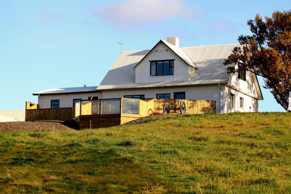 雷克霍特Guesthouse Steindórsstadir, West Iceland的山顶上的白色房子