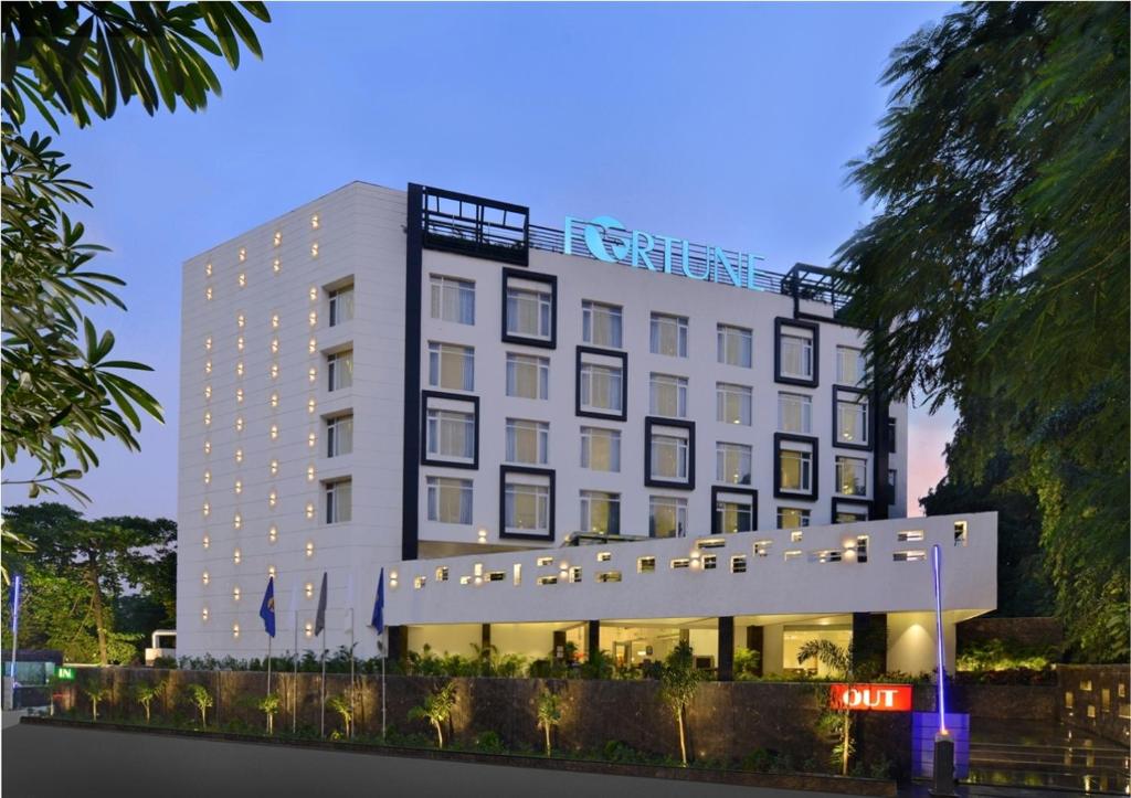 布巴内什瓦尔Fortune Park Sishmo, Bhubaneshwar - Member ITC's Hotel Group的灯光照亮酒店外观的 ⁇ 染