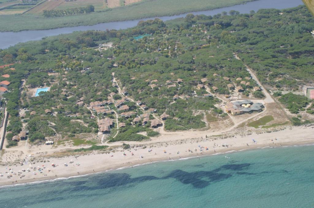 普拉塔莫纳高尔夫阿心那拉营地旅馆的一群人从空中欣赏海滩美景