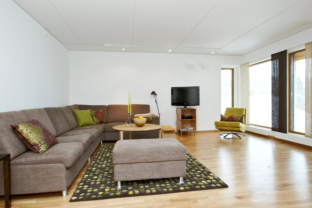 康斯博Kongsberg Booking的客厅配有沙发和桌子